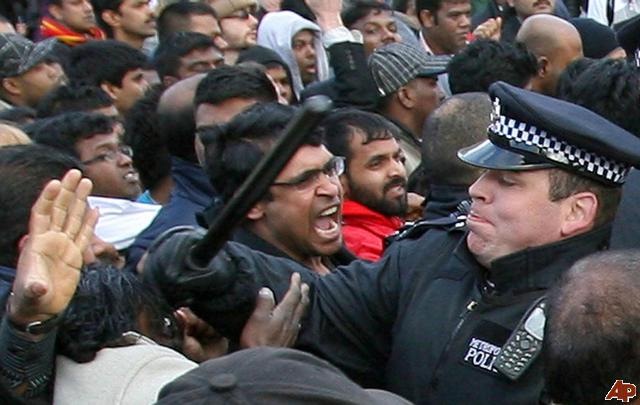 [britain-tamil-protest-2009-4-7-9-20-32[3].jpg]