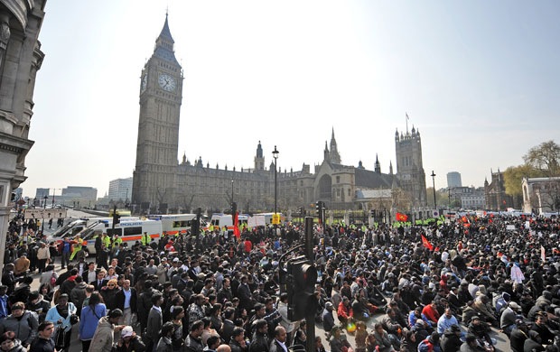[Tamil-protest-in--London--002[3].jpg]