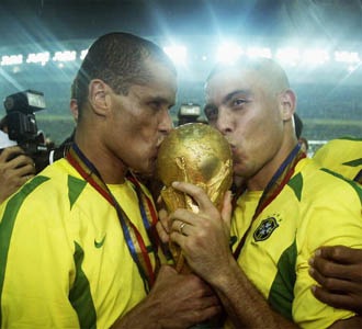 [allsportrivaldoronaldoworldcup2002trophy[2].jpg]