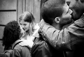 [Ativistas promovem beijaco em shopping para protestar contra abuso de segurancas[5].jpg]