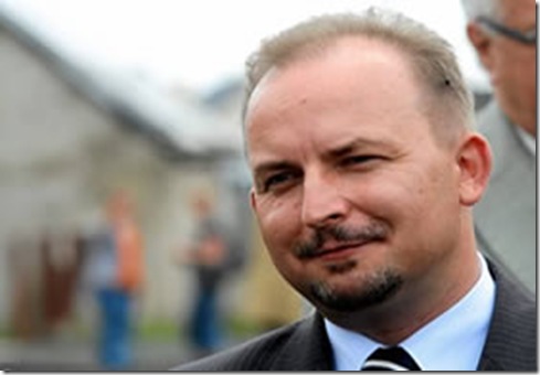 Na Polonia deputado foi expulso do partido por fazer piada homofobica