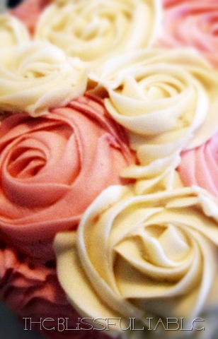 [buttercream roses cake 002a[9].jpg]