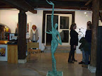 Kunstkabinett; rechts die Galeristin im Gespräch