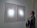 Peter Burkes in der Galerie "art affairs", heimtückisch mit seinem eigener Kamera  fotografiert