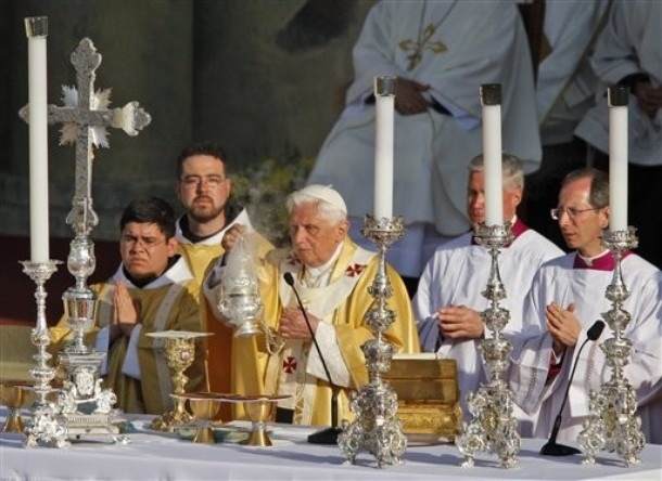 [Benedicto XVI celebrando la Santa Misa[9].jpg]