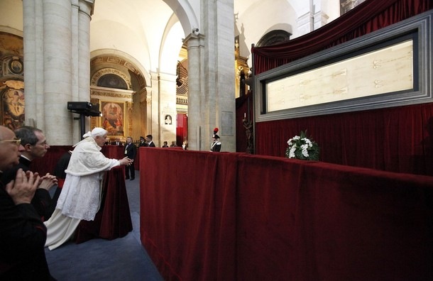 [Benedicto XVI ante la Sábana Santa[4].jpg]