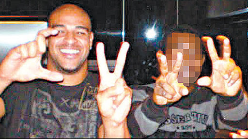 Adriano do Flamengo fotos com armas de fogo fuzil e metralhadora