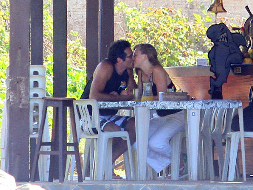 Luciano Szafir beijando Julia Rusatsky