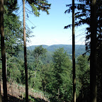 Kurze die Aussicht genießen und dann geht´s wieder bergab. Zwischendrin ein Blick auf ein Ziel der zweiten Etappe. Die Knodener Höhe!