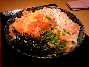 ととどんの日替わり三色丼