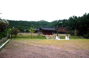 Gyeongju Kim Yusin's Tomb  Gate 