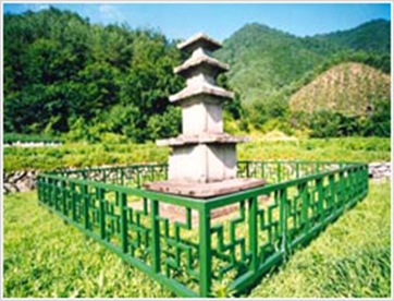 Yeongyang Yongwha-ri Three-storied Stone Pagoda