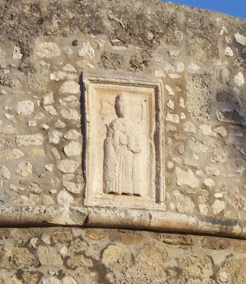 Manfredonia, Bassorilievo sul Castello di Manfredonia