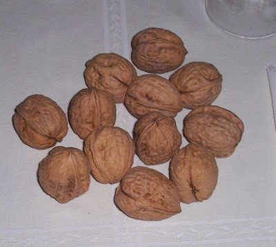Juglans regia,
Carpathian walnut,
echte Walnu&szlig;,
English walnut,
hu tao,
Madeira walnut,
Noce comune,
nogal com&uacute;n,
nogal europeo,
nogal ingl&eacute;s,
nogueira-comum,
nogueira-europ&eacute;ia,
noyer commun,
Persian walnut,
Walnut