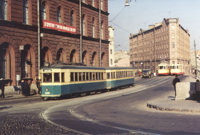 Коллекция фотографий трамваев разных лет.