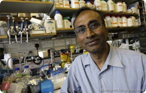 Venkatraman Ramakrishnan in his lab001