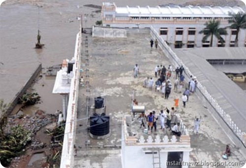 Floods wreak havoc in Andhra, Karnataka001