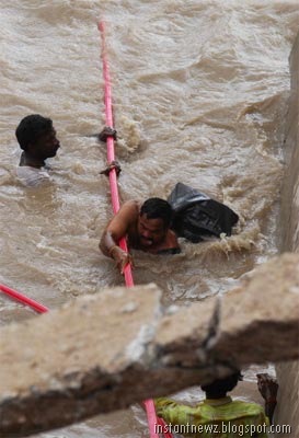 [Floods wreak havoc in Andhra, Karnataka004[3].jpg]