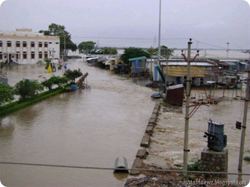 Floods wreak havoc in Andhra, Karnataka021
