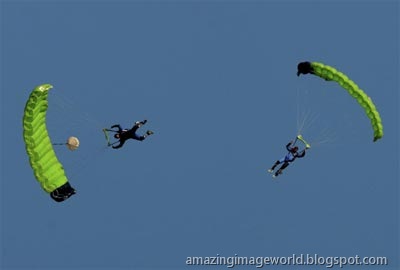 [PLA parachutists perform during a rehearsal001[3].jpg]