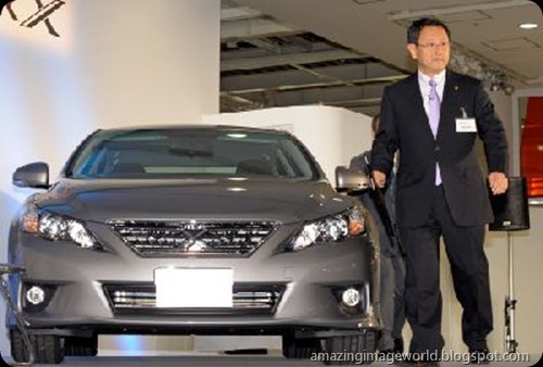 Toyota Motor launches new Mark X sedan car003