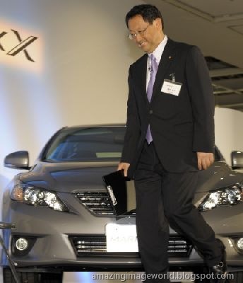 [Toyota President in front of new Mark X sedan001[3].jpg]
