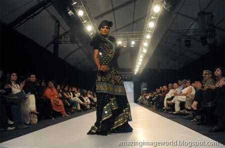[Pakistan Fashion Week in Karachi003[3].jpg]