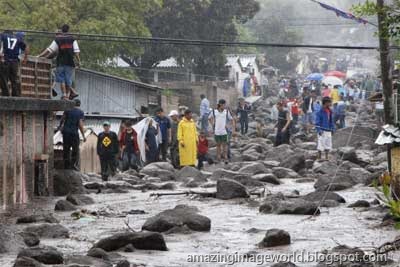 [People walk in a street damaged by heavy rains001[3].jpg]