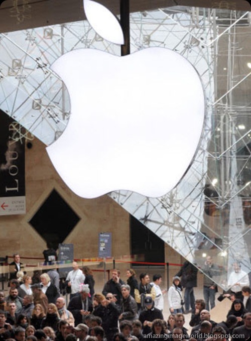 Apple's first French store at Louvre004