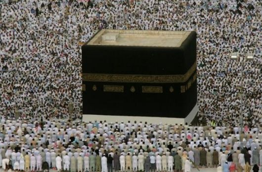 [Musulmani in preghiera alla Mecca affluiscono in massa nei pressi della Ka'ba, che custodisce la sacra Pietra nera[3].jpg]