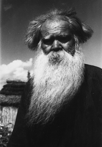 [Anziano Ainu, villaggio di Shiraoi, 1940[4].jpg]