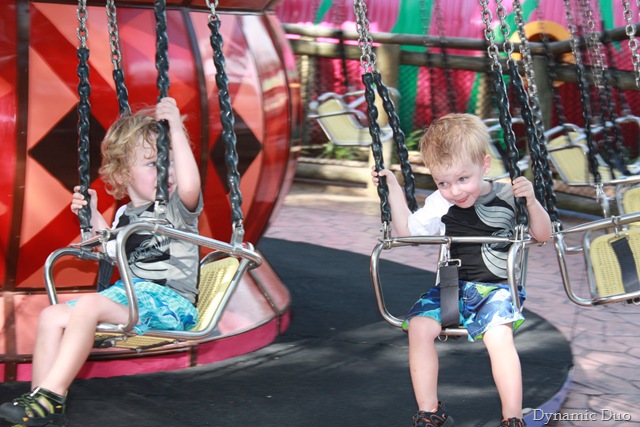 [gus, love the faces on the swings (2)[4].jpg]