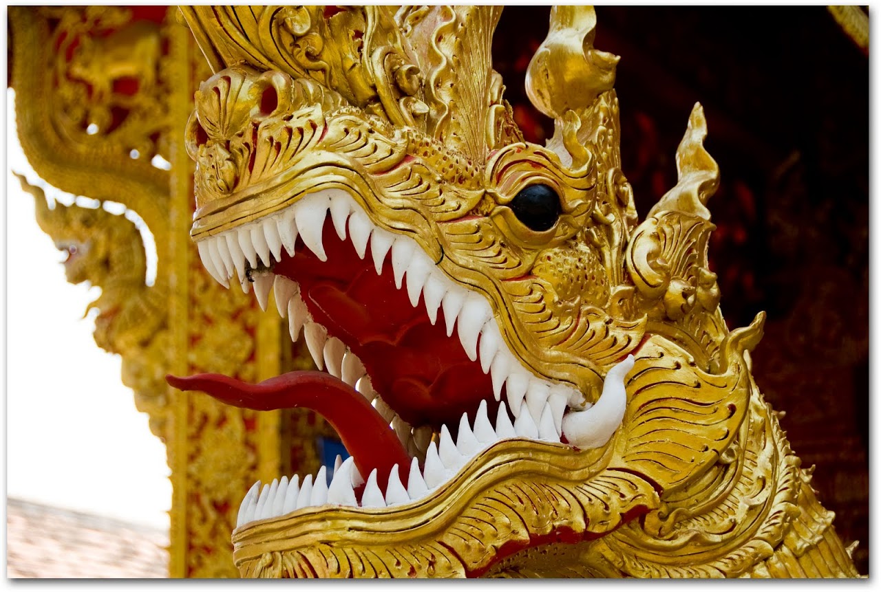 Naga at wat