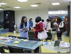 1同學翻閱書展書籍