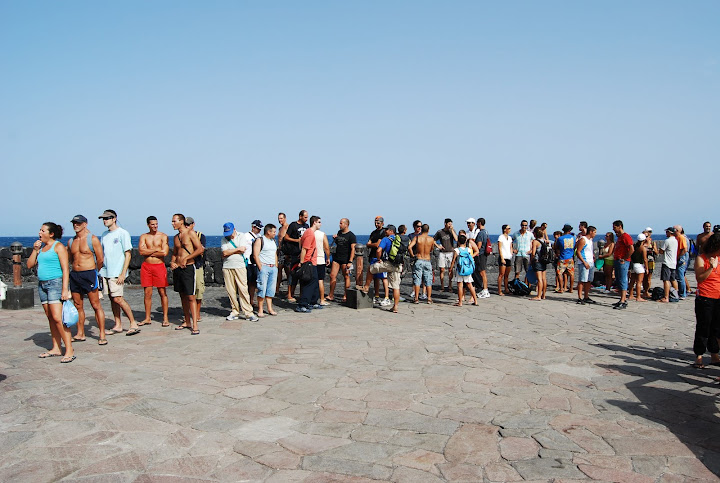 Nadadores en el Muelle del Puertito 