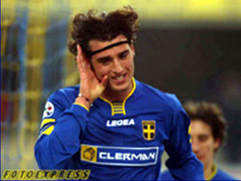 Ci sono partite che, più di altre, rimangono impresse a fuoco nelle menti e nei cuori gialloblù, partite che hanno segnato momenti indelebili nei quali si capisce definitivamente che l'HELLAS VERONA ti è entrato dentro e che quella passione non ti abbandonerà mai più, cominciamo oggi 4 anni fa quando il VERONA affronta il VICENZA al BENTEGODI (queste le condizioni meteo), FICCADENTI schiera un 4-3-3 composto da PEGOLO fra i pali protetto al centro da COMAZZI e GERVASONI con CASSANI e DOSSENA sulle fasce; a centrocampo, il 'fosforo' lo mette ITALIANO (che fa 200 partite in gialloblù) supportato da BEHRAMI e MAZZOLA, davanti sono il 'tamburino sardo' COSSU, il brasileiro ADAILTON ed il 'puntero' BOGDANI, i butei distribuiscono volantini con su scritto 