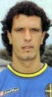 HELLAS VERONA: Al 'BENELLI' si attendono circa 800 tifosi gialloblù sempre molto numerosi anche lontano dallo stadio di casa ma ATZORI, tecnico dei romagnoli, non ci fa molto caso: «Siamo leggermente superiori» - confida - «sopratutto per il potenziale offensivo che possiamo proporre, ma dovremo fare comunque attenzione alla squadra veronese che essendo giovane subisce molto le pressioni della piazza, prova ne siano i numerosi punti conquistati in trasferta (13 su 30 n.d.s) proprio per questo dovremo stare con gli occhi bene aperti» (Il Resto Del Carlino). Mancheranno all'appuntamento oltre a GIRARDI (che ultimamente appariva davvero in forma), MANCINELLI e PAROLO. Se il cambio del terzino destro titolare appare scontato disponendo di un CAMPAGNA che sa dare buone garanzie, proprio l'assenza del giovane trequartista ex CHIEVO potrebbe suggerire a REMONDINA un ritorno all'antico per quanto riguarda la configurazione tattica dei gialloblù visto che RANTIER (al rientro dopo le due giornate di espulsione rimediate contro la CREMONESE), GOMEZ TALEB e TIBONI potrebbero essere schierati nei loro ruoli naturali senza rivoluzionare troppo gli equilibri visti fino ad ora. Ci sono però da considerare due 'pedine' che potrebbero far decidere il tecnico scaligero altrimenti: ANACLERIO e SCAPINI. Il trequartista ex BARI e PERUGIA scalpita ai box dall'inizio del campionato ed è forse il più tecnico dei giocatori gialloblù; può benissimo giocare anche al centro dietro le punte e nell'amichevole di giovedì è apparso in palla segnando una doppietta. Contro il SOMMA è andato a segno anche SCAPINI ma ha giocato solo 20 minuti ed appare difficilmente in grado di sopportare 90 minuti contro una squadra di categoria decisamente superiore e per di più in salute come il RAVENNA. Il bomber di Bovolone potrebbe però essere utile a partita in corso e, alla pari del suo collega ANACLERIO, permettere a REMONDINA di mantenere il consueto 4-3-1-2.