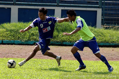 Airlangga Sucipto ditempel ketat Maman Abdurahman pada sesi latihan pagi Persib Bandung di stadion Siliwangi, Senin (8/3).