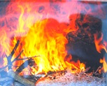 O fogo da lenha para preparar o folar, no forno da Amélia O fogo da lenha para preparar o folar, no forno da Amélia
