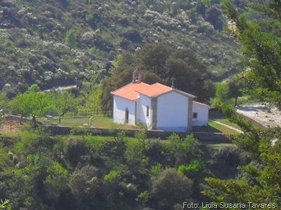 Capela da Vila Velha vista do caminho da ribeira de cavalos