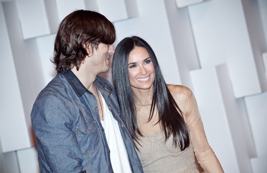 [ashton-kutcher-e-demi-moore-chegam-para-desfile-da-colcci-30012011-1296430388960_540x350[4].jpg]