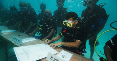 [Nasheed-Maldives-Underwater1[3].jpg]