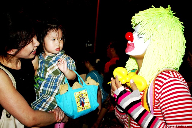 [Clown and child[6].jpg]