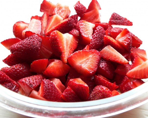[cut-strawberries-1024x813[4].jpg]
