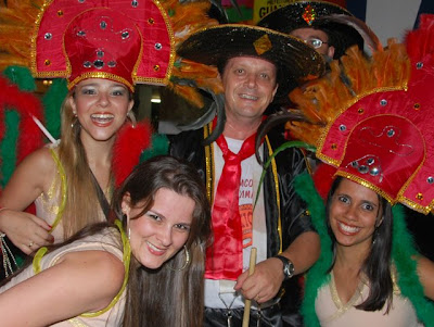 Os sorrisos e as cores da noite de domingo