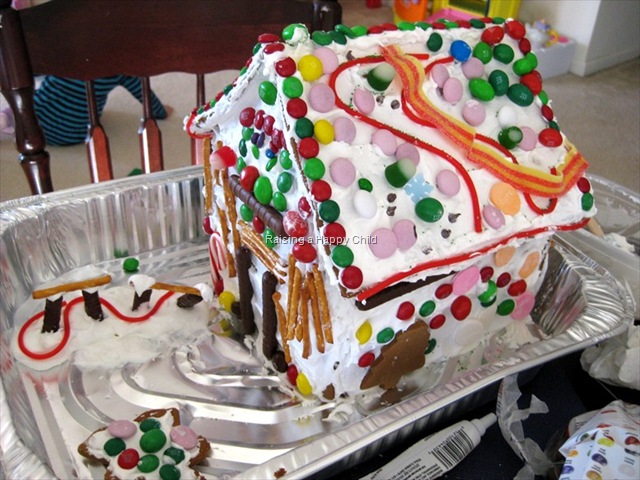 [Dec23_GingerbreadHouse_2_SM[3].jpg]