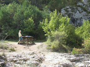 De tafel wordt gedekt.