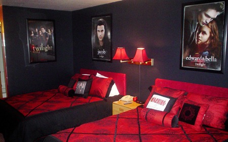 [blog_spend_a_night_in_a_twilight_themed_hotel_room[4].jpg]