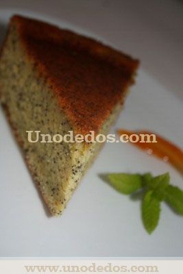 Bizcocho de semillas de amapola con sirope de naranja