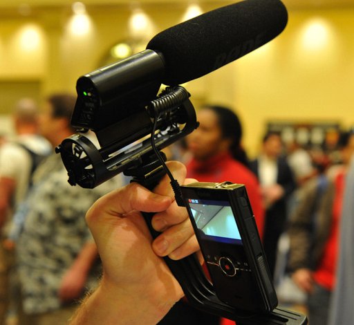 ミニマムなプロフェッショナル・ビデオジャーナリストキット(The Mutant Camcorder Rigs That Stormed CES) ミニマムなプロフェッショナル・ビデオジャーナリストキット(The Mutant Camcorder Rigs That Stormed CES)